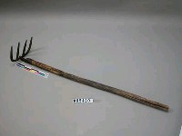 藏品(四齒釘耙)的圖片